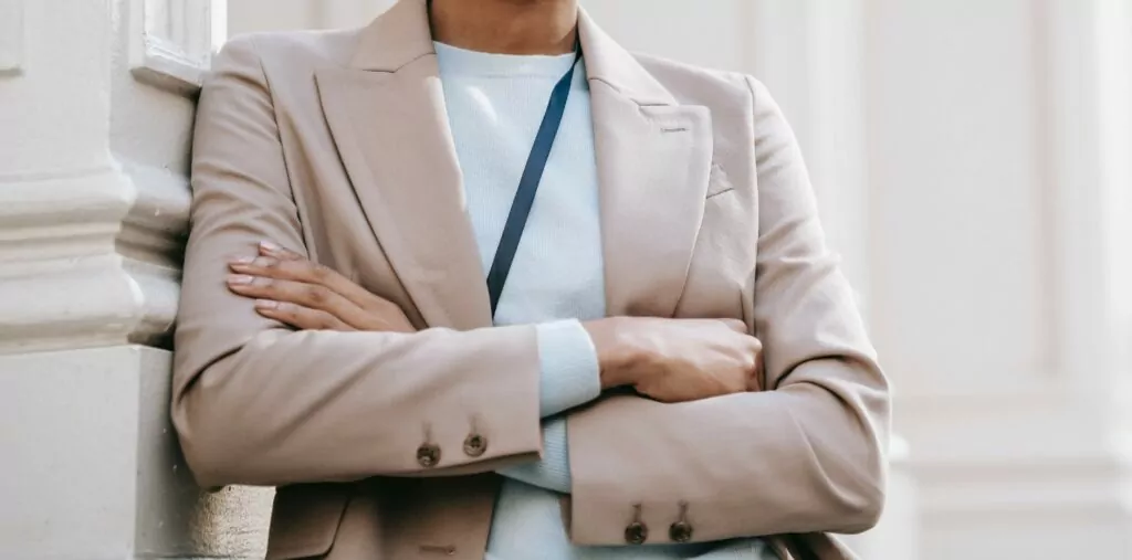 gesloten houding armen over elkaar